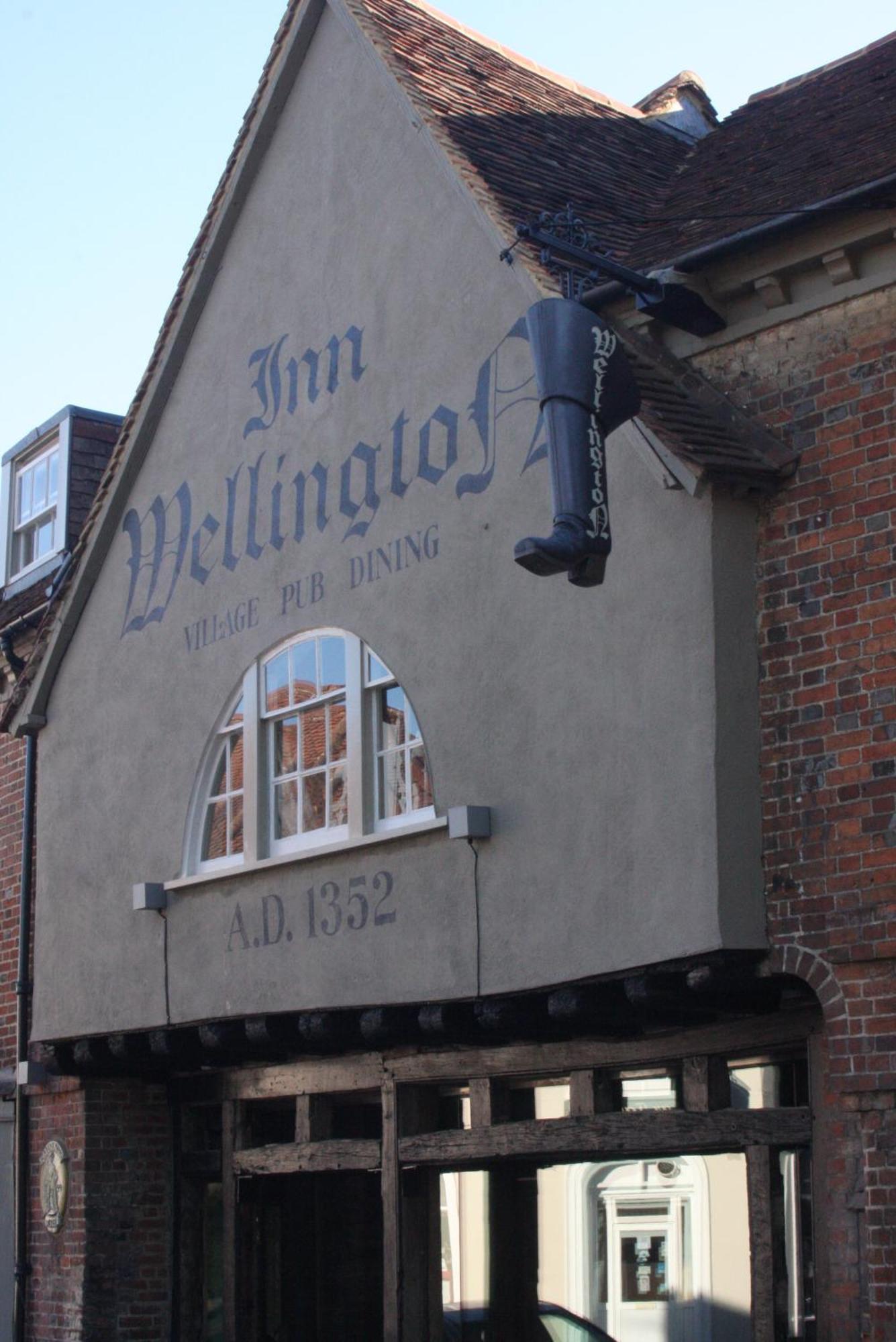 The Wellington Hotel Welwyn Bagian luar foto